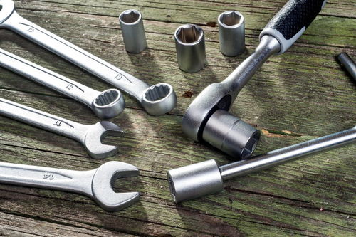 当钻头卡在钢筋里，如何选择能钻钢筋的穿墙钻头